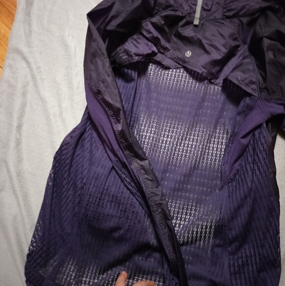 Lululemon woman rain jogger jacket size 6 or 8 - Picture 4 of 4
